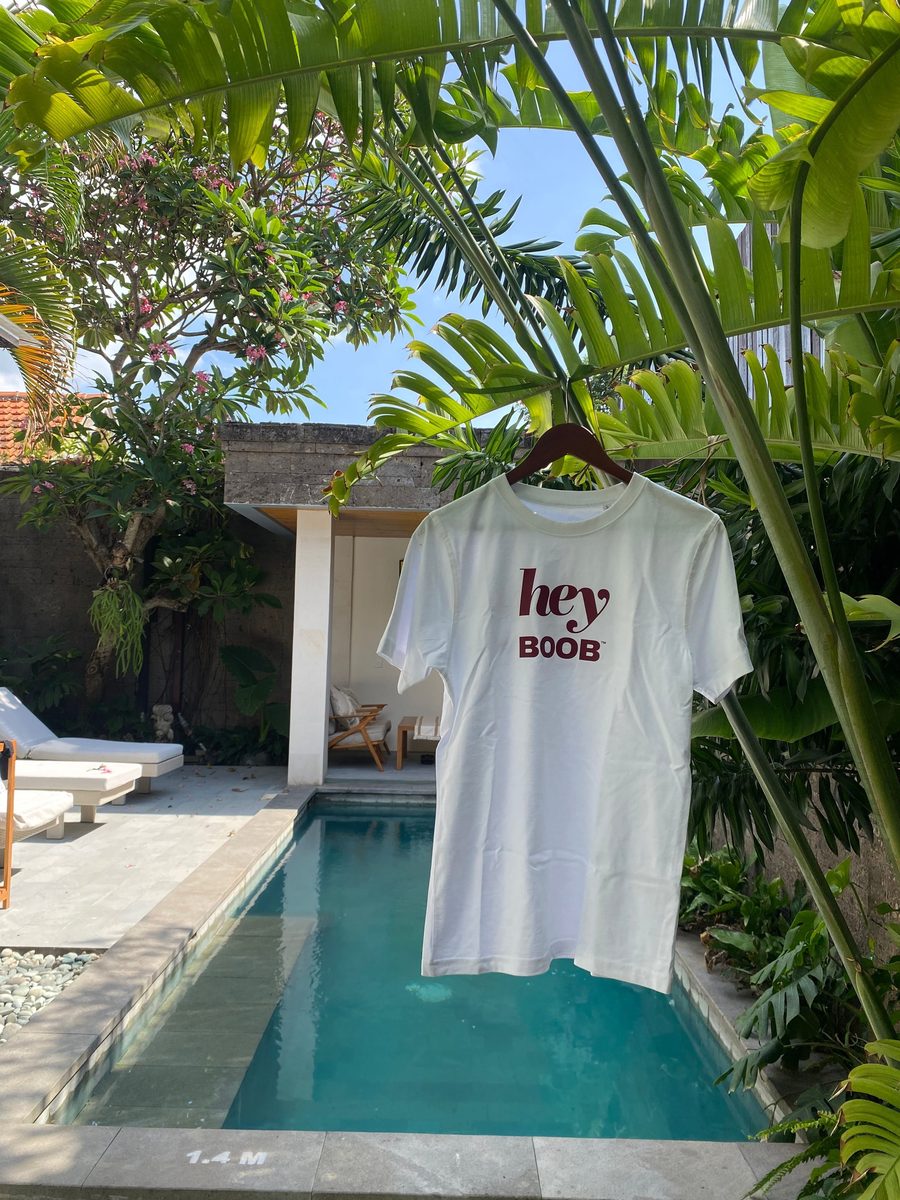 HeyBOOB t-shirt i hvid med heyBOOB logo i mørkerød